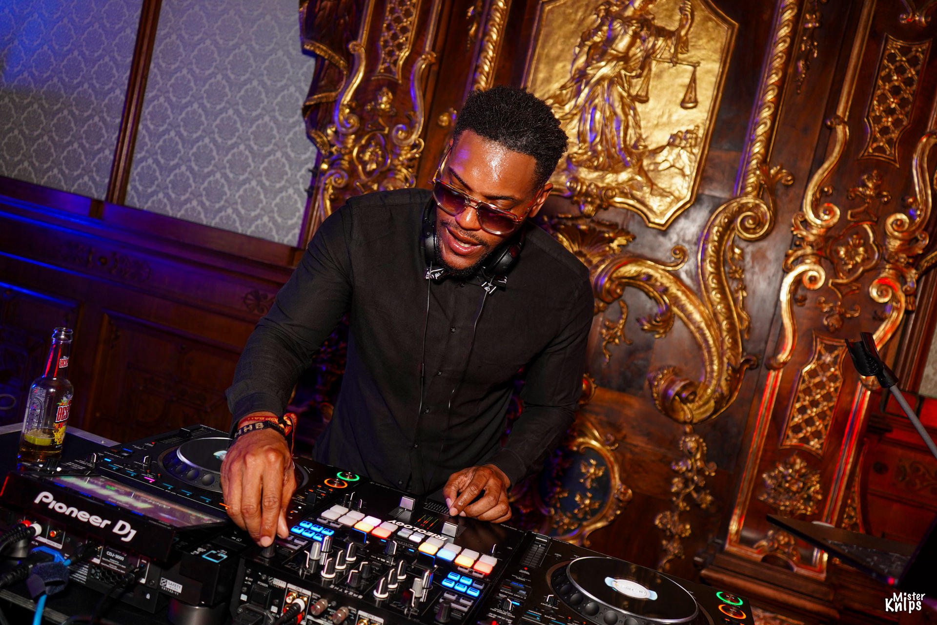 DJ King Halim beim Auflegen in einem edlen, goldverzierten Gala-Saal