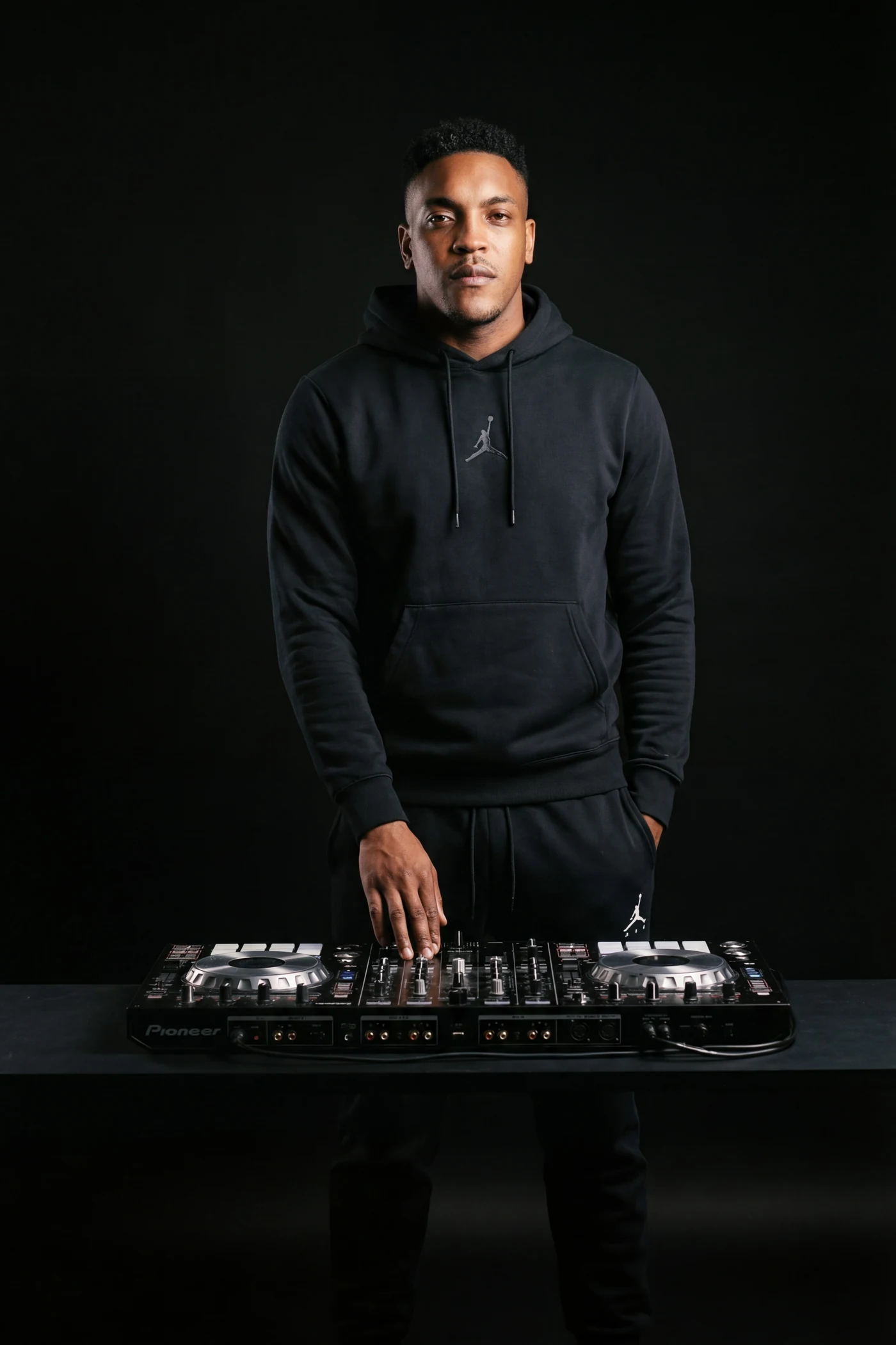 Porträt von DJ King Halim im schwarzen Anzug