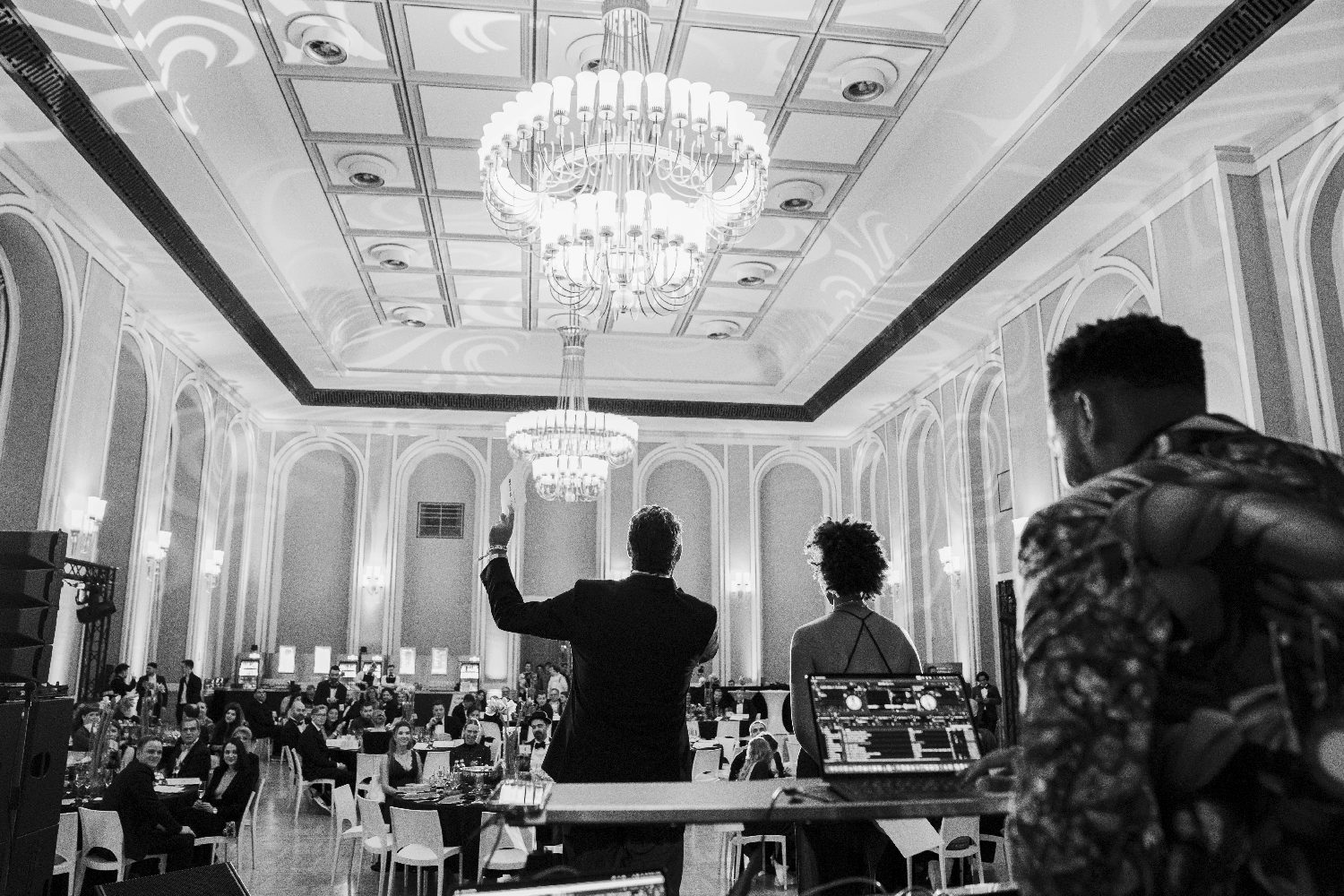 DJ King Halim mit Moderator vor Gästen in einem festlichen Ballsaal