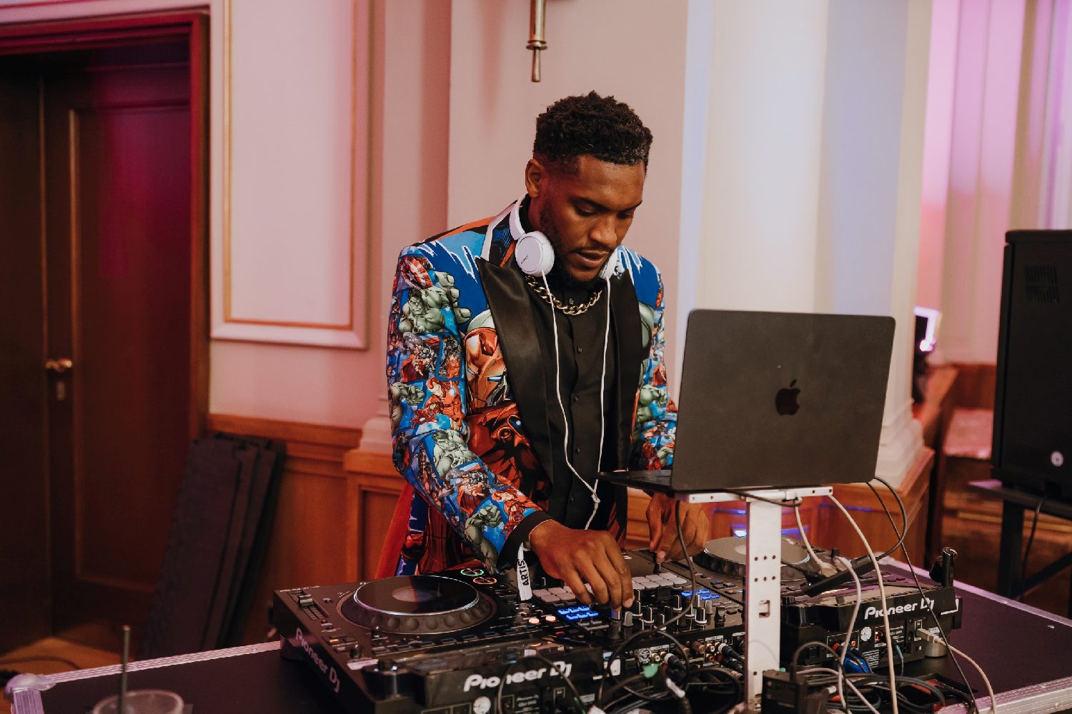DJ King Halim an den Decks in buntem Comic-Anzug bei einer privaten Feier
